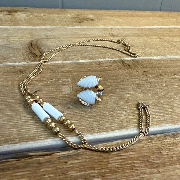 Vintage 70's Avon White Seashell Lucite Pendant Necklace & Clip On Earrings - Picture 1 of 5